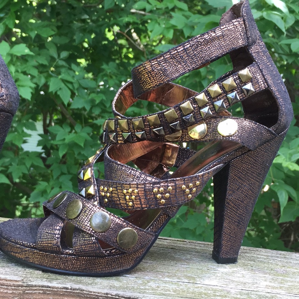 Studded bronze/ gold zipper back pumps - Picture 5 of 7